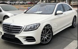 Weiß Mercedes S560 zur Miete in Dubai