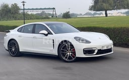 在Sharjah租赁白色 Porsche Panamera GTS