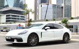 Bianca Porsche Panamera in affitto a Dubai