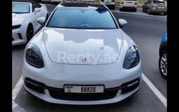 Bianca Porsche Panamera in affitto a Sharjah