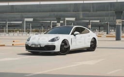 Blanc Porsche Panamera en location à Sharjah