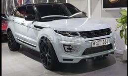 在Sharjah租赁白色 Range Rover Evoque