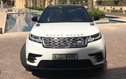 أبيض Range Rover Velar للإيجار في Sharjah