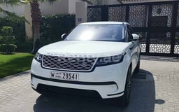 Blanc Range Rover Velar en location à Abu-Dhabi