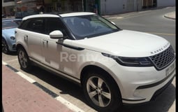 Blanco Range Rover Velar en alquiler en Dubai