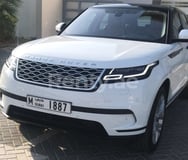 Bianca Range Rover Velar in affitto a Dubai