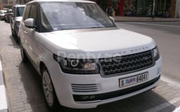 Blanco Range Rover Vogue en alquiler en Abu-Dhabi