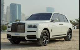 Weiß Rolls Royce Cullinan Black Badge zur Miete in Abu-Dhabi