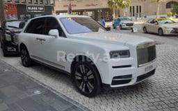 Blanc Rolls Royce Cullinan en location à Abu-Dhabi