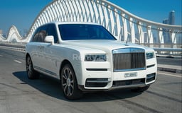 在Abu-Dhabi租赁白色 Rolls Royce Cullinan