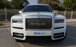 Blanco Rolls Royce Cullinan en alquiler en Dubai