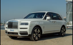 在Abu-Dhabi租赁白色 Rolls Royce Cullinan