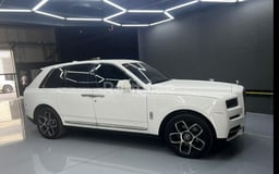 Weiß Rolls Royce Cullinan zur Miete in Sharjah