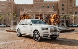 أبيض Rolls Royce Cullinan للإيجار في Abu-Dhabi