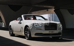 Blanc Rolls Royce Dawn Black Badge en location à Abu-Dhabi