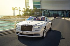 Blanco Rolls Royce Dawn en alquiler en Dubai