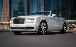 Blanc Rolls Royce Dawn en location à Abu-Dhabi