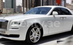 أبيض Rolls Royce Ghost للإيجار في Sharjah