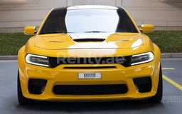 Giallo Dodge Charger in affitto a Abu-Dhabi