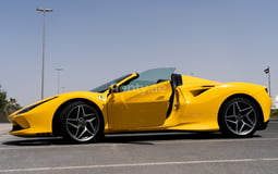 Giallo Ferrari F8 Tributo Spyder in affitto a Abu-Dhabi