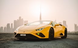 Amarillo Lamborghini Evo Spyder en alquiler en Dubai