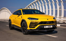 Amarillo Lamborghini Urus en alquiler en Sharjah