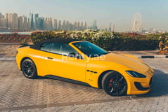 Jaune Maserati GranCabrio en location à Abu-Dhabi