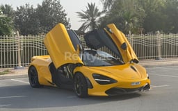 الأصفر McLaren 720 S للإيجار في Dubai