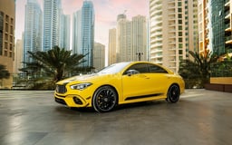 الأصفر Mercedes CLA 250 للإيجار في Dubai