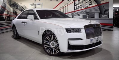 在沙迦租赁白色 Rolls Royce Ghost 0