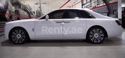 Bianca Rolls Royce Ghost in affitto a Sharjah 1