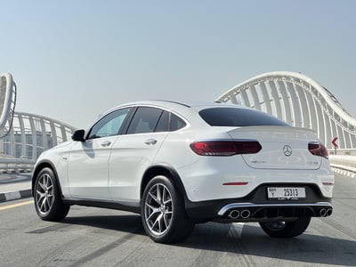 Blanc Mercedes AMG GLC 43 en location à Sharjah 0