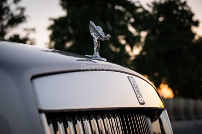 Silber-Grau Rolls Royce Ghost zur Miete in Abu-Dhabi 0