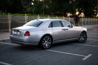 Gris Argenté Rolls Royce Ghost en location à Abu-Dhabi 1