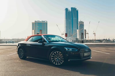 Noir Audi A5 Cabriolet en location à Sharjah 0