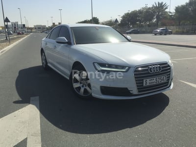 Blanc Audi A6 en location à Abu-Dhabi 1