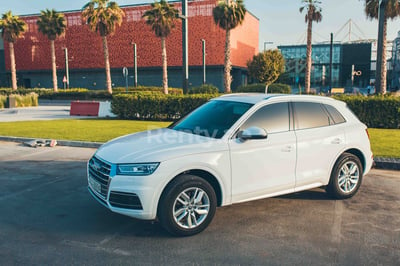 أبيض Audi Q5 للإيجار في أبو ظبي 0