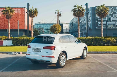 Blanco Audi Q5 en alquiler en Abu-Dhabi 1