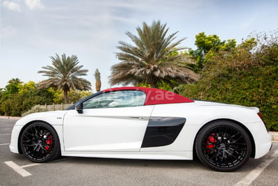 Weiß Audi R8 V10 Spyder zur Miete in Sharjah 0