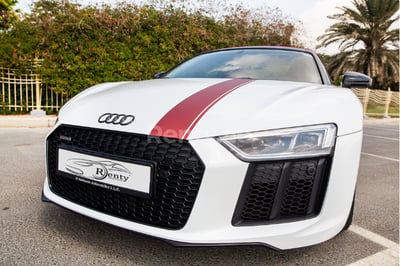 أبيض Audi R8 V10 Spyder للإيجار في دبي 1