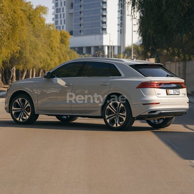 اللون البيج Audi Q8 للإيجار في دبي 1