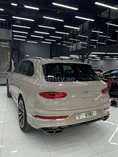 Beige Bentley Bentayga zur Miete in Dubai 0