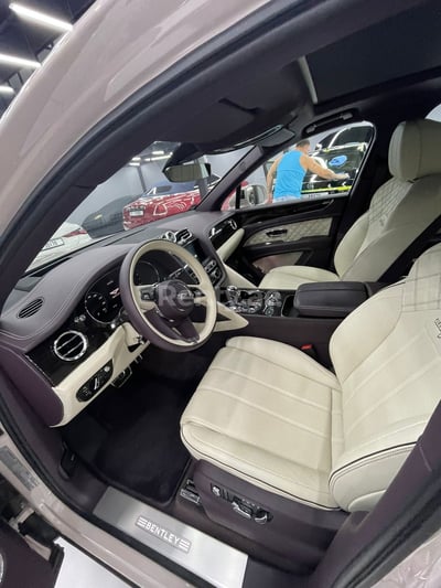 اللون البيج Bentley Bentayga للإيجار في دبي 1