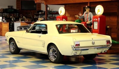 Beige Ford Mustang en alquiler en Dubai 0