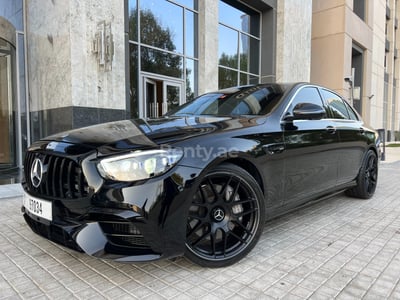 Noir 2019 Mercedes E300 with E63 bodyk en location à Dubai 1