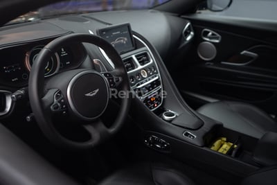 أسود Aston Martin DB11 للإيجار في أبو ظبي 1