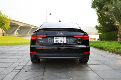 Noir Audi A4 en location à Abu-Dhabi 1