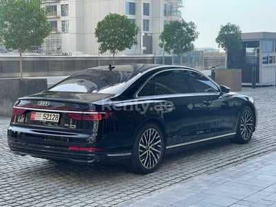 أسود Audi A8 للإيجار في دبي 1