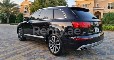 Negro Audi Q7 en alquiler en Abu-Dhabi 1