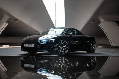 在阿布扎比租赁黑色 Audi R8 V10 Spyder 0